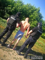 На Харківщині поліцейські затримали чоловіка, який ледь не позбавив життя людину