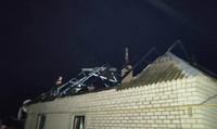 Олешківські рятувальники спільно з місцевою пожежною охороною с. Нова Маячка ліквідували пожежу, що охопила дах приватного будинку