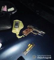 Поліцейські Прикарпаття оперативно затримали водія у якого виявили зброю та наркотики