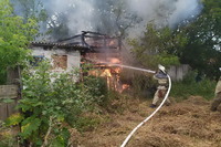 Коломацький район: рятувальники запобігли розповсюдженню полум’я на житловий та господарчу будівлі