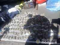 Черкаські поліцейські виявили та вилучили понад сотню пакетиків із наркотиками