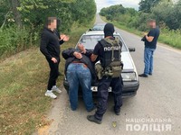 Черкаські поліцейські затримали чотирьох осіб за те, що ті вимагали гроші з людей й погрожували розправою