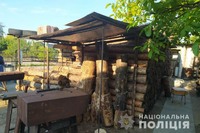 На Харківщині працівники поліції викрили чоловіка, який вдома зберігав незаконно зрубану деревину