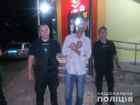 Поліцейські охорони Нової Каховки затримали неадекватного "відвідувача" аптеки
