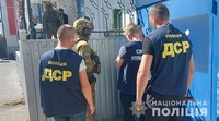 Миколаївські правоохоронці затримали злочинну групу, яка вимагала понад дві тисячі доларів у мешканця Вознесенського району