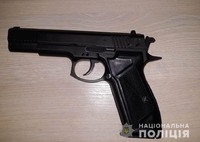 Калинівські поліцейські затримали хулігана, який погрожував пістолетом сусідці