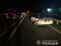 Поліція Київщини встановлює обставини подвійної дорожньо-транспортної пригоди, де загинув пішохід та зазнав пошкоджень службовий автомобіль патрульних