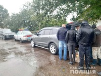 Понад вісім кілограмів бурштину виявили поліцейські в автомобілі жителя Рівненщини