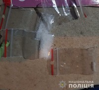 На Виноградівщині поліцейські виявили в чоловіка, який проник до чужого господарства, наркотики