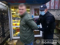 У Івано-Франківську поліцейські охорони затримали чоловіка зі зброєю