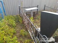 На Харківщині поліцейські затримали чоловіка за наругу над могилами