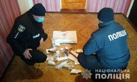 Талалаївські поліцейські виявили у місцевого мешканця наркотики та зброю