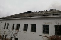 Краснокутський район: триває ліквідація пожежі у двоповерховій покинутій будівлі