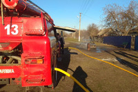 Карлівський район: внаслідок пожежі в автомобілі 2 людини отримали опіки