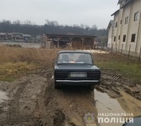 Поліцейські Тячівщини оперативно затримали викрадачів автомобіля пенсіонера