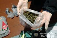 На Хмельниччині слідчі в ході обшуків вилучили велику кількість наркотичних речовин