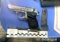 У двох жителів Рівненщини поліцейські вилучили метамфетамін, марихуану та пістолет