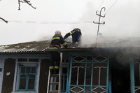 У Новоушицькому районі бійці ДСНС врятували від нищівного вогню людську оселю
