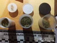 У Харківському районі поліцейські викрили чоловіка у незаконному зберіганні наркотиків