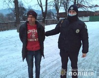 На Свалявщині поліцейські  затримали зловмисника, який пограбував жінку