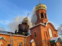 Рятувальники продовжують ліквідовувати пожежу у Храмі Феодосія Чернігівського.