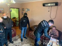 Закарпатські поліцейські затримали в сусідній області зловмисника, який вимагав неіснуючий борг
