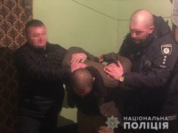 Поліцейські Виноградівщини затримали крадія та вилучили у нього майже кілограм наркотиків