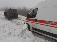 Миколаївська область: рятувальники двічі надали допомогу у вилученні автомобілів “швидкої” із снігової пастки