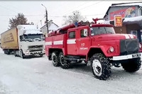 М. Полонне: надзвичайники надали допомогу водію вантажівки, який застряг в снігу утворивши затор