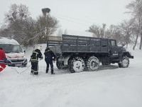 Млинівські та рівненські рятувальники допомогли бригадам швидкої медичної допомоги доставити хворих до лікарень. Через негоду автомобілі медиків застрягло в снігу.
