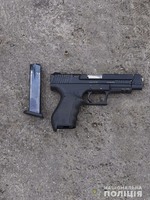 У Нікопольському районі поліцейські вилучили у 51-річного чоловіка пістолет