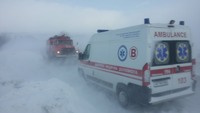 Прикарпатські рятувальники двічі витягували карети швидких медичних допомог зі снігових заметів.