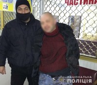 Поліцейські Київщини затримали чоловіка, який наніс ножове поранення товаришу 