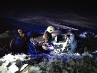 Рятувальники продовжують надавати допомогу людям, які застрягають на засніжених дорогах