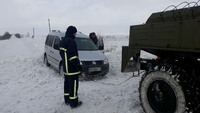 Івано-Франківська область: рятувальники допомагають громадянам, котрі стали заручниками негоди