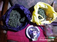 Коростишівські поліцейські вилучили у чоловіка наркотичні засоби та незареєстровану рушницю