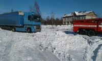 Волинська область: рятувальники відбуксирували вантажний автомобіль зі снігового замету
