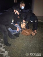 Поліцейські Виноградова затримали двох зловмисників, які напали на пенсіонерку