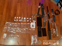 Поліцейські Виноградівщини під час обшуків виявили у зловмисників зброю та наркотики