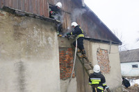 Минулої доби на Хмельниччині вогнеборці врятували від нищівного вогню допоміжну споруду та легковик