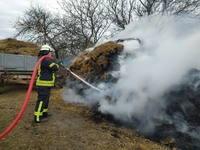 Великоолександрівські вогнеборці ліквідували пожежу соломи у приватному домоволодінні