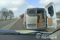 Понад 200 коробок з горілчаними виробами: у Володимирі-Волинському районі правоохоронці затримали автомобіль із сумнівним вантажем