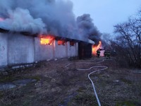 Зарічненські рятувальники спільно з місцевими пожежними командами ліквідували пожежу у господарській будівлі