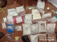 У Конотопі дільничні офіцери поліції викрили чоловіка у зберіганні великої кількості наркотичних речовин та прекурсорів