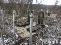 На Харківщині поліцейські викрили двох чоловіків, які скоювали наруги над могилами