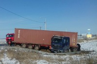 Чернігівські надзвичайники вивільнили з кювету вантажівку