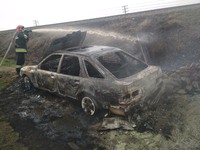 Львівський район: внаслідок пожежі сухої трави знищено автомобіль «FORD SIERRA»