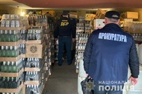 На Львівщині поліцейські викрили злочинне угруповання, учасники якого заробляли до 4 млн грн в місяць від продажу фальсифікованого алкоголю