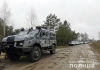Бурштинові рейди на Рівненщині: поліцейські вилучили понад 65 кілограмів бурштину, 11 мотопомп та транспорт