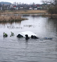 Житомирський район: рятувальники спільно з водолазами вилучили з річки легковий автомобіль
